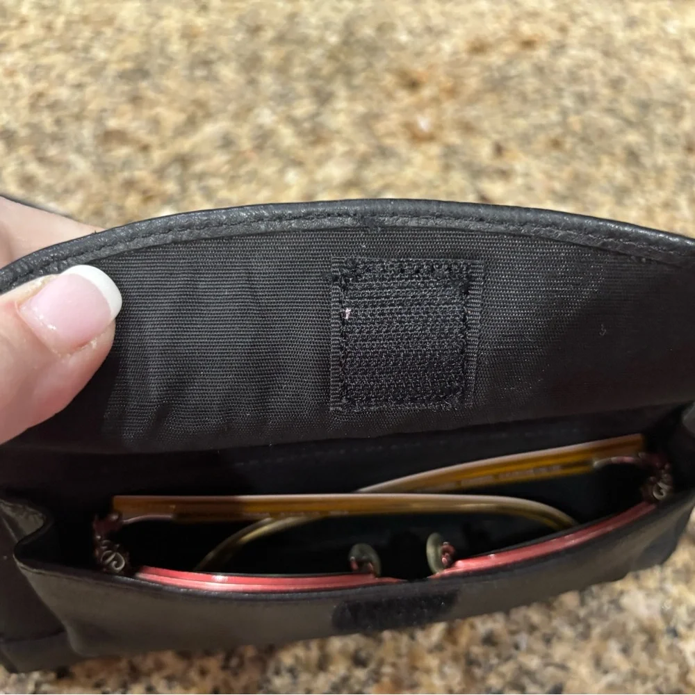 Wilsons Leather Elegant Black Crossbody Bag - Picture 4 of 16